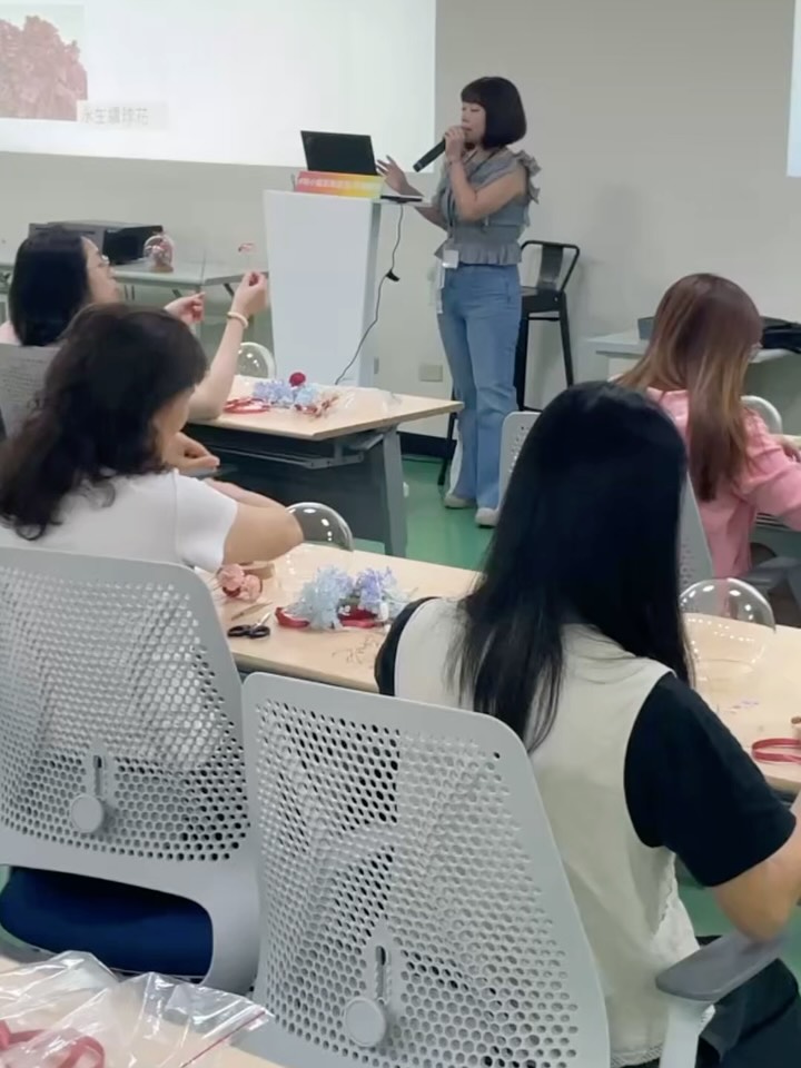 咪小姐在企業花藝團課中講解，學員在桌前動手製作花禮